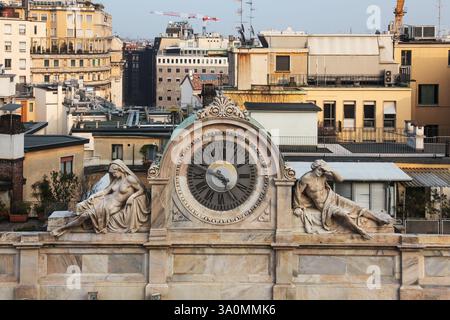 L'horloge avec des sculptures sur la façade du bâtiment vu du toit du Duomo de Milan. La cathédrale de Milan est la deuxième plus grande église d'Italie et la troisième Banque D'Images