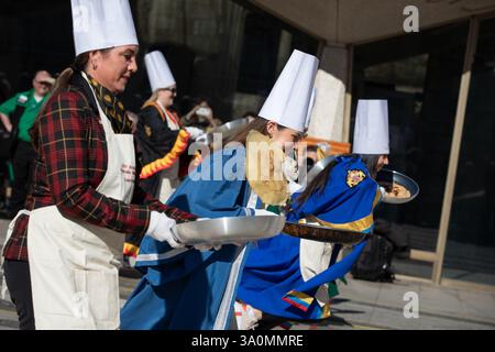 Londres, Angleterre, Royaume-Uni. 4 mars 2025. Tous les mardis Shrove, les membres de Livery prennent part à la Pancake Day Race à Guildhall, Londres. Vêtus de costumes élaborés ou de regalia complets, ils forment des équipes et courent autour de Guildhall Yard tout en retournant des crêpes, les gagnants recevant des poêles et un trophée. Crédit:Kiki Streitberger/Alamy Live News Banque D'Images