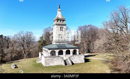 ACHTUNG NUR REDAKTIONELL VERWENDBAR hier der Blick auf den Bismarckturm BEI Berg-Assenhausen Landkreis Starnberg, Bismarckdenkmal, im Hintergrund der Starnberger Voir *** ATTENTION Banque D'Images
