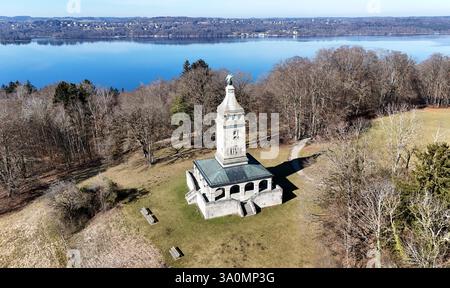 ACHTUNG NUR REDAKTIONELL VERWENDBAR hier der Blick auf den Bismarckturm BEI Berg-Assenhausen Landkreis Starnberg, Bismarckdenkmal, im Hintergrund der Starnberger Voir *** ATTENTION Banque D'Images
