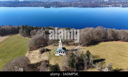 ACHTUNG NUR REDAKTIONELL VERWENDBAR hier der Blick auf den Bismarckturm BEI Berg-Assenhausen Landkreis Starnberg, Bismarckdenkmal, im Hintergrund der Starnberger Voir *** ATTENTION Banque D'Images