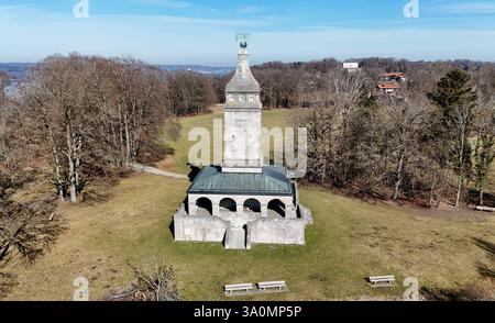 ACHTUNG NUR REDAKTIONELL VERWENDBAR hier der Blick auf den Bismarckturm BEI Berg-Assenhausen Landkreis Starnberg, Bismarckdenkmal, im Hintergrund der Starnberger Voir *** ATTENTION Banque D'Images