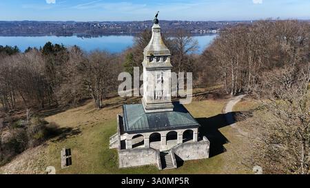 ACHTUNG NUR REDAKTIONELL VERWENDBAR hier der Blick auf den Bismarckturm BEI Berg-Assenhausen Landkreis Starnberg, Bismarckdenkmal, im Hintergrund der Starnberger Voir *** ATTENTION Banque D'Images