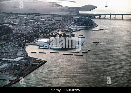 Photo aérienne du Musée du Louvre, île Saadiyat Abu Dhabi Banque D'Images