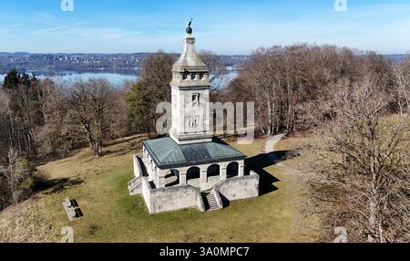 ACHTUNG NUR REDAKTIONELL VERWENDBAR hier der Blick auf den Bismarckturm BEI Berg-Assenhausen Landkreis Starnberg, Bismarckdenkmal, im Hintergrund der Starnberger Voir *** ATTENTION Banque D'Images