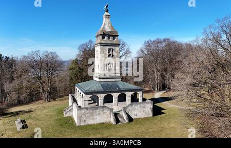 ACHTUNG NUR REDAKTIONELL VERWENDBAR hier der Blick auf den Bismarckturm BEI Berg-Assenhausen Landkreis Starnberg, Bismarckdenkmal, im Hintergrund der Starnberger Voir *** ATTENTION Banque D'Images