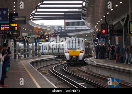Govia Thames relie le train électrique GTR classe 700 au départ de London Bridge avec un signal rouge et des passagers sur le quai Banque D'Images