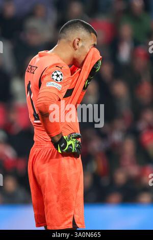 Eindhoven, Brabant du Nord, pays-Bas. 4 mars 2025. WALTER BENITEZ (PSV Eindhoven, #1) semble abattu, lors du PSV Eindhoven vs Arsenal FC au Philipps Stadium. Crédit : Gabriel Boia/ZUMA Press Wire/ZUMA Wire/Alamy Live News Banque D'Images