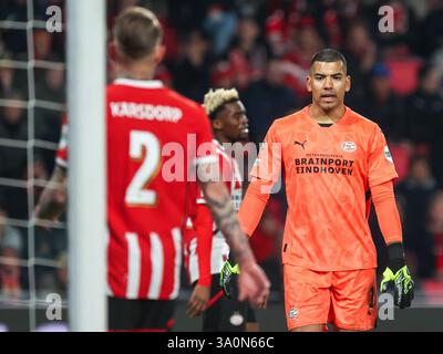 Eindhoven, Brabant du Nord, pays-Bas. 4 mars 2025. WALTER BENITEZ (PSV Eindhoven, #1) semble abattu, lors du PSV Eindhoven vs Arsenal FC au Philipps Stadium. Crédit : Gabriel Boia/ZUMA Press Wire/ZUMA Wire/Alamy Live News Banque D'Images