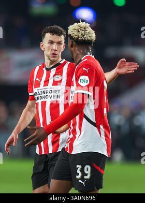 Eindhoven, Brabant du Nord, pays-Bas. 4 mars 2025. IVAN PERISIC (PSV Eindhoven, #5) et ADAMO NAGALO (PSV Eindhoven, #39) semblent déçus, lors du PSV Eindhoven vs Arsenal FC au Philipps Stadium. Crédit : Gabriel Boia/ZUMA Press Wire/ZUMA Wire/Alamy Live News Banque D'Images