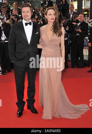 20 septembre 2016 - Los Angeles, CA - Angelina jolie Pitt a demandé le divorce de Brad Pitt. Jolie Pitt, 41 ans, a déposé lundi des documents juridiques citant des différences irréconciliables. Jolie Pitt a demandé la garde physique des six enfants partagés par le couple – Maddox, Pax, Zahara, Shiloh, Vivienne, et Knox – demandant à Pitt de recevoir des visites, citant des documents juridiques. Photo du dossier : Brad Pitt & Angelina jolie lors de la première de son nouveau film 'Inglourious Basterds' en compétition au 62ème Festival de Cannes. 20 mai 2009 Cannes, France. Photo : Jaguar/AdMediaCAP/ADM/JAG ©JAG/ADM/Capital Pictures Banque D'Images