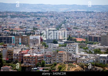 Thessalonique : vue panoramique sur le centre-ville et la périphérie et les montagnes en arrière-plan. Grèce Banque D'Images