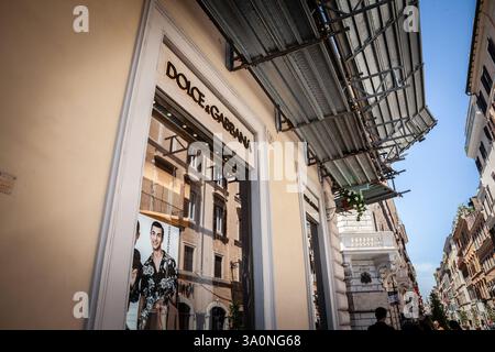 ROME, ITALIE - 15 JUIN 2024 : logo Dolce & Gabbana devant leur boutique principale pour Prague. Dolce et Gabbana, ou d&G est une créatrice de mode de luxe, Banque D'Images
