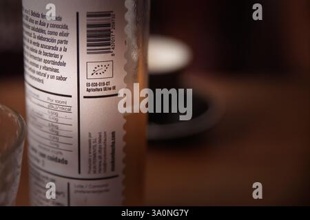VALENCIA, ESPAGNE - 13 OCTOBRE 2024 : gros plan de la bouteille de kombucha affichant le logo de certification biologique de l'UE. Appelé "euro LEAF", il certifie en euro Banque D'Images
