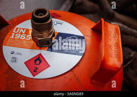 VALENCIA, ESPAGNE - 13 OCTOBRE 2024 : une bouteille de gaz Repsol est exposée à Valence ; Repsol est une société pétrochimique espagnole spécialisée dans le pétrole, le pétrole Banque D'Images