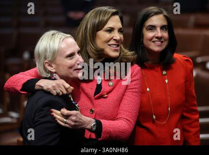 Washington, États-Unis. 04 mars 2025. Victoria Spartz (R-IN), Lisa McClain (R-mi), présidente de la Conférence républicaine de la Chambre des représentants et Nicole Malliotakis (R-NY) s'embrassent alors qu'ils parlent sur le plancher avant le discours du président Donald Trump à une session conjointe du Congrès au Capitole des États-Unis à Washington DC, le mardi 4 mars 2025. Photo de piscine par Win McNamee/UPI crédit : UPI/Alamy Live News Banque D'Images