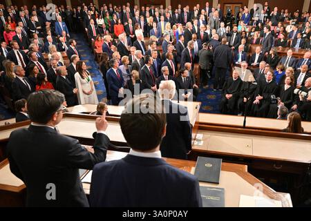 Washington, DC. 4 mars 2025. Le représentant AMÉRICAIN Al Green (d-TX) (arrière, C) crie alors que le président américain Donald Trump prononce son discours à une session conjointe du Congrès, flanquée par le président américain de la Chambre Mike Johnson (l) et le vice-président JD Vance, au Capitole américain à Washington, DC, le 4 mars 2025. Crédit : Mandel Ngan/Pool via CNP/dpa/Alamy Live News Banque D'Images