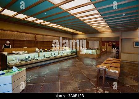 La photo montre l'intérieur du magasin traditionnel japonais de fectionerie Tsuruya Yoshinobu à Kyoto, Japon, le 18 mai 2017. Banque D'Images