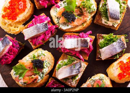 pain avec fruits de mer et légumes sur planche de bois Banque D'Images