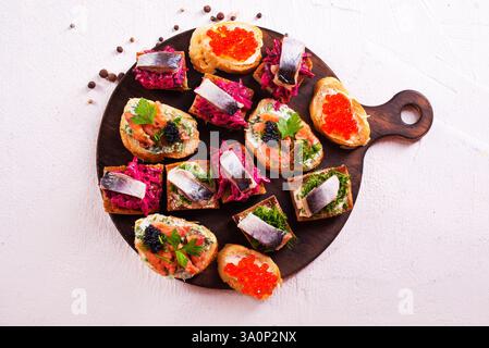 pain avec fruits de mer et légumes sur planche de bois Banque D'Images