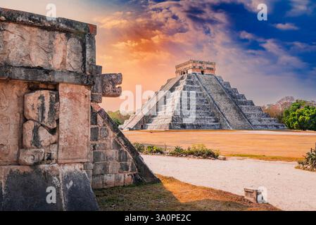La pyramide de Chichen Itza, El Castillo, est un temple maya en gradins avec une signification astronomique et culturelle dans la péninsule du Yucatan, au Mexique. Banque D'Images