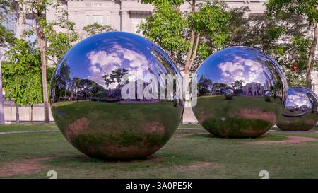 une installation artistique de trois grandes boules de miroir à singapour Banque D'Images