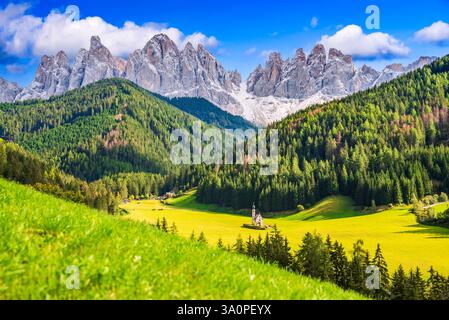 Val di Funes, Italie - belle église emblématique du village de Santa Maddalena avec des montagnes idylliques des Dolomites dans la vallée de Funes, Tyrol du Sud, Alpes italiennes. Banque D'Images
