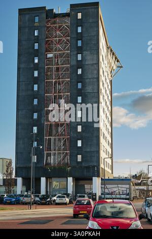 1 mars 2025 - Assen-pays-Bas : la tour Abel Tasman, un ancien immeuble de bureaux sur Veemarkt, est aujourd'hui transformée en logements modernes pour les jeunes. Banque D'Images