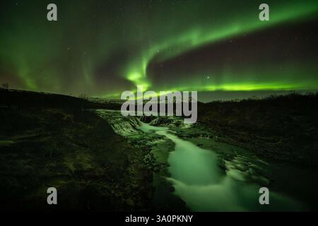 Nordlichter (Aurora Borealis) über dem Brúarfoss Wasserfall, ein verstecktes Naturjuwel in der Landschaft Westislands, entlang der Golden Circle route in der Nacht von 16.02.2025. auf 17.02.2025. // aurores boréales (aurores boréales) sur la cascade de Brúarfoss, un joyau naturel caché dans le paysage de l'ouest de l'Islande, le long de la route du cercle d'Or dans la nuit du 16.02.2025. au 17.02.2025. - 20250216 PD32220 crédit : APA-PictureDesk/Alamy Live News Banque D'Images