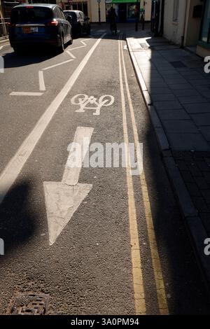 Cycle lane markings painted on Henrietta Street, Cheltenham, Gloucestershire, England. 4 March 2025 Picture by Andrew Higgins/©Thousand Word Media Ltd Banque D'Images