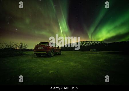 Nordlichter (Aurora Borealis) über dem Brúarfoss Wasserfall, ein verstecktes Naturjuwel in der Landschaft Westislands, entlang der Golden Circle route in der Nacht von 16.02.2025. auf 17.02.2025. // aurores boréales (aurores boréales) sur la cascade de Brúarfoss, un joyau naturel caché dans le paysage de l'ouest de l'Islande, le long de la route du cercle d'Or dans la nuit du 16.02.2025. au 17.02.2025. - 20250216 PD32205 Banque D'Images