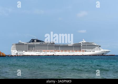 San Miguel de Cozumel, Mexique - 4 avril 2024 : le navire de croisière MSC Divina est amarré dans l'île tropicale mexicaine de Cozumel. Banque D'Images