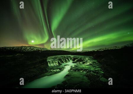 Nordlichter (Aurora Borealis) über dem Brúarfoss Wasserfall, ein verstecktes Naturjuwel in der Landschaft Westislands, entlang der Golden Circle route in der Nacht von 16.02.2025. auf 17.02.2025. // aurores boréales (aurores boréales) sur la cascade de Brúarfoss, un joyau naturel caché dans le paysage de l'ouest de l'Islande, le long de la route du cercle d'Or dans la nuit du 16.02.2025. au 17.02.2025. - 20250216 PD32182 crédit : APA-PictureDesk/Alamy Live News Banque D'Images