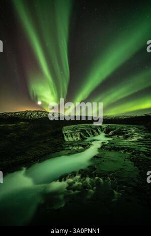 Nordlichter (Aurora Borealis) über dem Brúarfoss Wasserfall, ein verstecktes Naturjuwel in der Landschaft Westislands, entlang der Golden Circle route in der Nacht von 16.02.2025. auf 17.02.2025. // aurores boréales (aurores boréales) sur la cascade de Brúarfoss, un joyau naturel caché dans le paysage de l'ouest de l'Islande, le long de la route du cercle d'Or dans la nuit du 16.02.2025. au 17.02.2025. - 20250216 PD32183 crédit : APA-PictureDesk/Alamy Live News Banque D'Images