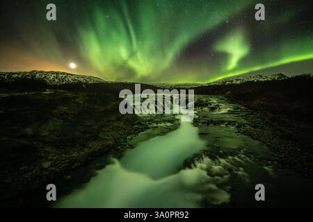 Nordlichter (Aurora Borealis) über dem Brúarfoss Wasserfall, ein verstecktes Naturjuwel in der Landschaft Westislands, entlang der Golden Circle route in der Nacht von 16.02.2025. auf 17.02.2025. // aurores boréales (aurores boréales) sur la cascade de Brúarfoss, un joyau naturel caché dans le paysage de l'ouest de l'Islande, le long de la route du cercle d'Or dans la nuit du 16.02.2025. au 17.02.2025. - 20250216 PD32168 crédit : APA-PictureDesk/Alamy Live News Banque D'Images