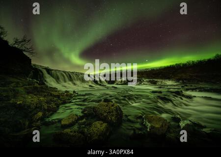 Nordlichter (Aurora Borealis) über dem Brúarfoss Wasserfall, ein verstecktes Naturjuwel in der Landschaft Westislands, entlang der Golden Circle route in der Nacht von 16.02.2025. auf 17.02.2025. // aurores boréales (aurores boréales) sur la cascade de Brúarfoss, un joyau naturel caché dans le paysage de l'ouest de l'Islande, le long de la route du cercle d'Or dans la nuit du 16.02.2025. au 17.02.2025. - 20250216 PD32159 crédit : APA-PictureDesk/Alamy Live News Banque D'Images