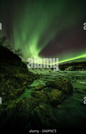 Nordlichter (Aurora Borealis) über dem Brúarfoss Wasserfall, ein verstecktes Naturjuwel in der Landschaft Westislands, entlang der Golden Circle route in der Nacht von 16.02.2025. auf 17.02.2025. // aurores boréales (aurores boréales) sur la cascade de Brúarfoss, un joyau naturel caché dans le paysage de l'ouest de l'Islande, le long de la route du cercle d'Or dans la nuit du 16.02.2025. au 17.02.2025. - 20250216 PD32164 crédit : APA-PictureDesk/Alamy Live News Banque D'Images