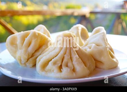 Assiette des fameuses boulettes de soupe géorgienne appelées Khinkali Banque D'Images