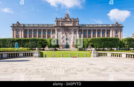 Façade orientale du Parlement à Stockholm, Suède, siège du parlement de Suède, dans le style néoclassique et réalisé en 1905. Banque D'Images