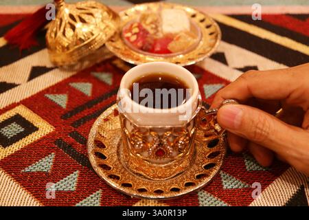 Tasse de café turc chaud avec des délices turcs flous en toile de fond Banque D'Images