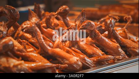 Chengdu, Sichuan, Chine. Pigeon frit croustillant entier. Cuisine de rue asiatique. Cuisine asiatique. Collations de rue populaires. Tourisme gastronomique. Nourriture inhabituelle Banque D'Images