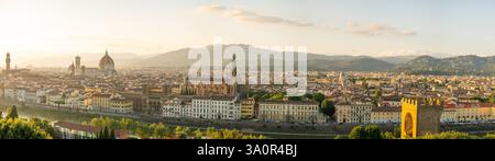 Vue panoramique de la ville de Florence avec vue sur les principaux monuments historiques et juste avant le coucher du soleil, comme vu de la Piazzale Michelangelo à Florence Banque D'Images