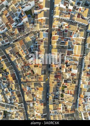 Rues et toits dans la ville Blanche d'Olvera. Vue aérienne. Tir par drone. Province de Cadix, Andalousie, Espagne, Europe Banque D'Images