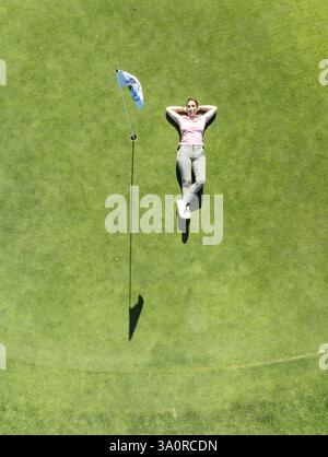 Femme allongée sur le green au la Noria Golf Resort. Vue aérienne. Tir par drone. Province de Malaga, Andalousie, Espagne, Europe Banque D'Images