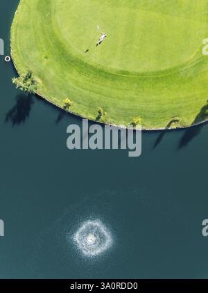 Lac avec fontaine et femme couchée sur le vert dans le la Noria Golf Resort. Vue aérienne. Tir par drone. Province de Malaga, Andalousie, Espagne, Europe Banque D'Images