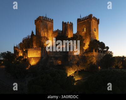 L'impressionnant château mauresque du VIIIe siècle d'Almodovar del Rio perche au-dessus de la vallée du fleuve Guadalquivir. Illuminé au crépuscule. Tir par drone. Cï¿½ Banque D'Images