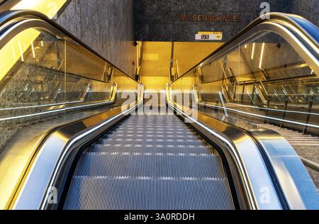 Photos de nuit, Berlin Mitte, escaliers mécaniques et station de métro Museumsinsel, Berlin, Allemagne, Europe Banque D'Images