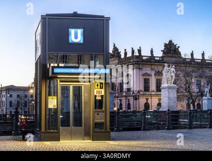Photos de nuit, Berlin Mitte, escaliers mécaniques et station de métro Museumsinsel, Berlin, Allemagne, Europe Banque D'Images
