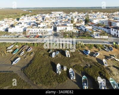 Le village de pêcheurs d'Isla del moral et ses environs marsland à marée basse. Vue aérienne. Tir par drone. Province de Huelva, Andalousie, Espagne, Europe Banque D'Images
