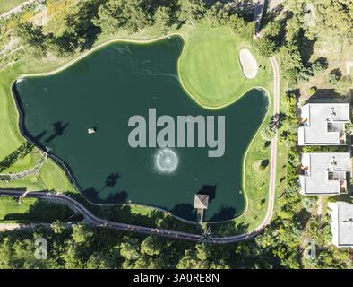 Lac avec fontaine dans le Golf Resort la Noria. Vue aérienne. Tir par drone. Province de Malaga, Andalousie, Espagne, Europe Banque D'Images